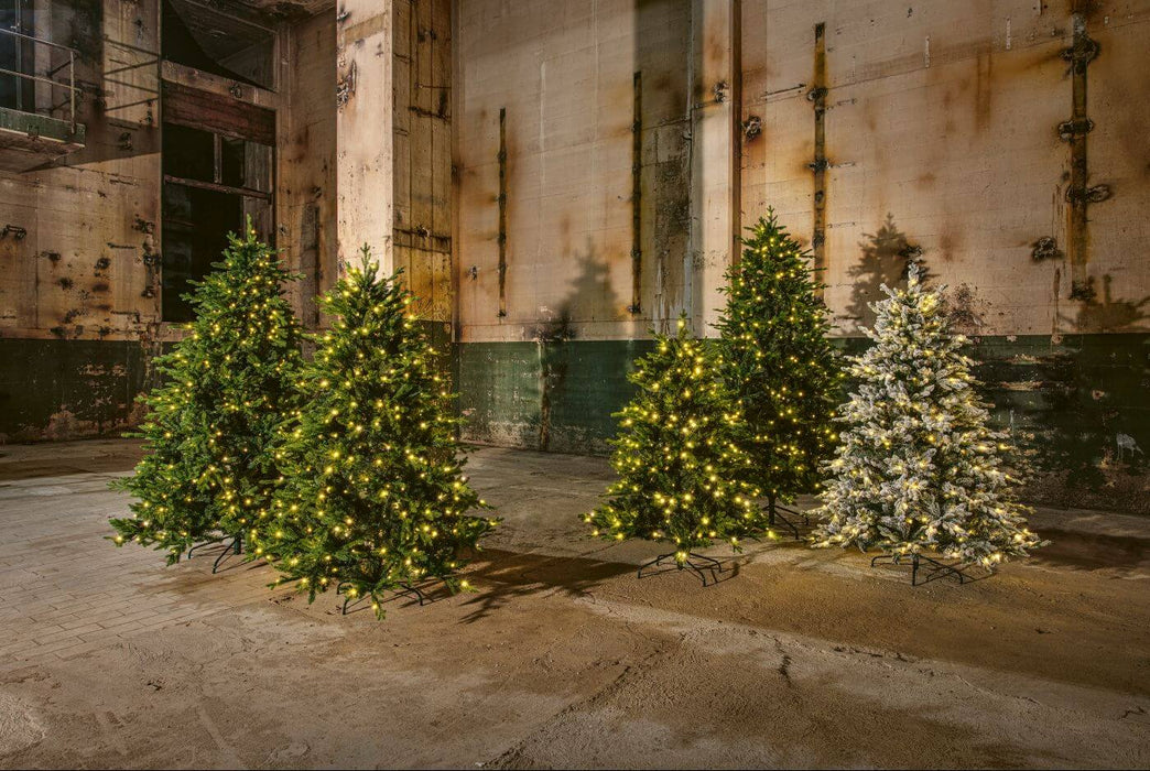 Beschneiter Weihnachtsbaum mit warmweissen LEDs - Lichterketten Shop